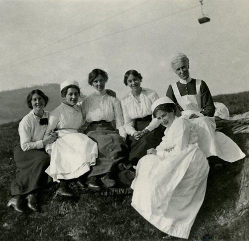 Nurses having a picnic at the Cottage Hospital, Aberfeldy, 1915. Copyright Perth and Kinross Archive, MS320